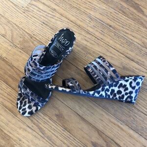 Woman’s wedge stretch with monkey foam worn once